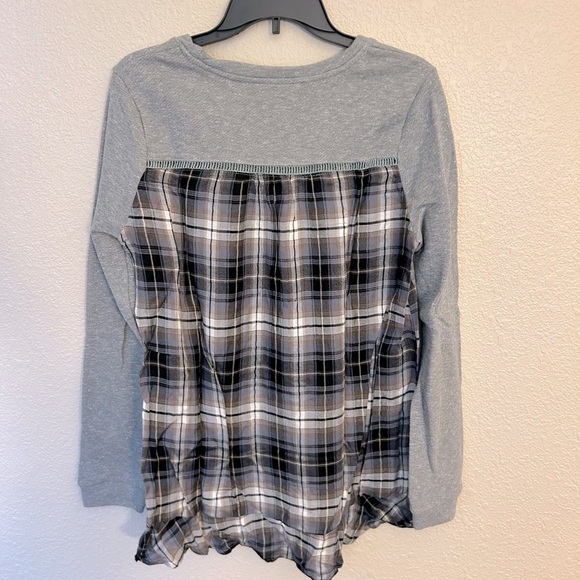 Women’s long sleeve gray top size small. Part of the shirt is plaid in the back. - Picture 2 of 5